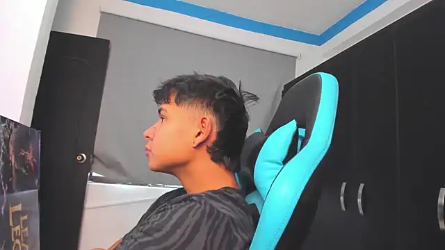 Snapshot of Bray_Kevin chatting on 10-31-25, 05:14 Bray Kevin online show from 10-31-25, 05:14