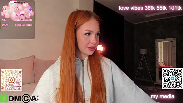 Snapshot of Tracy-Taylor chatting on 11-17-25, 09:04 Tracy-Taylor online show from 11-17-25, 09:04