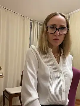 Snapshot of LauraDavis chatting on 12-03-25, 07:34 LauraDavis online show from 12-03-25, 07:34