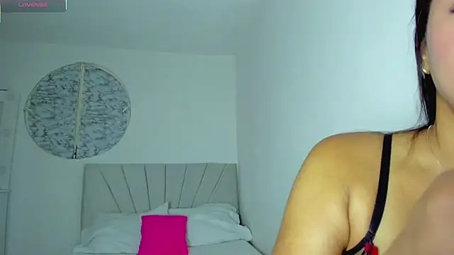 Snapshot of IsabelaVanegas_ chatting on 10-30-25, 02:40 IsabelaVanegas  online show from 10-30-25, 02:40