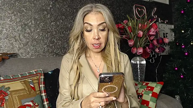 Snapshot of EvelinaGrey chatting on 12-23-24, 03:01 EvelinaGrey online show from 12-23-24, 03:01
