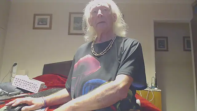 Snapshot of WaverlyKernow chatting on 12-17-25, 08:31 WaverlyKernow online show from 12-17-25, 08:31