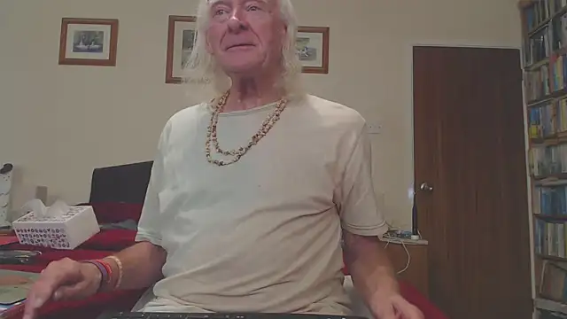 Snapshot of WaverlyKernow chatting on 12-19-25, 02:02 WaverlyKernow online show from 12-19-25, 02:02