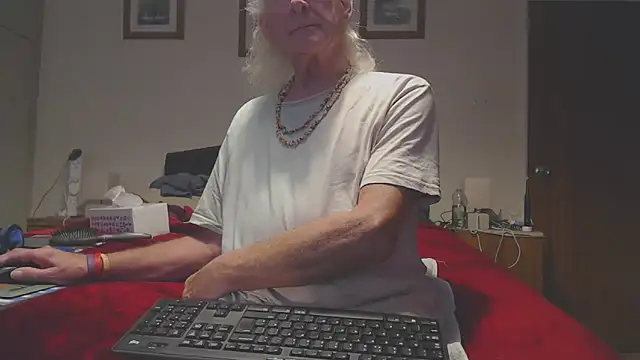 Snapshot of WaverlyKernow chatting on 12-20-25, 10:00 WaverlyKernow online show from 12-20-25, 10:00