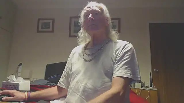 Snapshot of WaverlyKernow chatting on 12-23-25, 08:01 WaverlyKernow online show from 12-23-25, 08:01