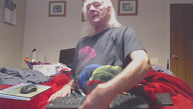 Snapshot of WaverlyKernow chatting on 02-16-26, 08:21 WaverlyKernow online show from 02-16-26, 08:21