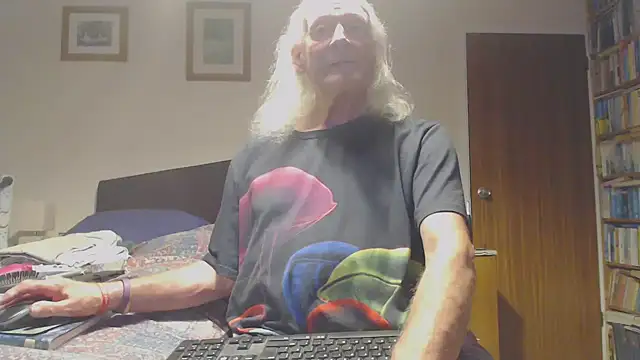 Snapshot of WaverlyKernow chatting on 04-08-26, 06:52 WaverlyKernow online show from 04-08-26, 06:52