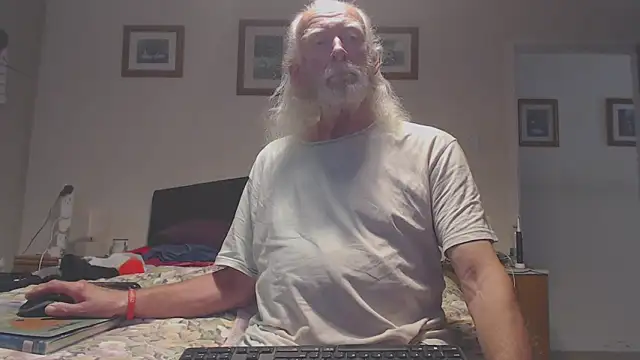 Snapshot of WaverlyKernow chatting on 05-24-26, 06:40 WaverlyKernow online show from 05-24-26, 06:40