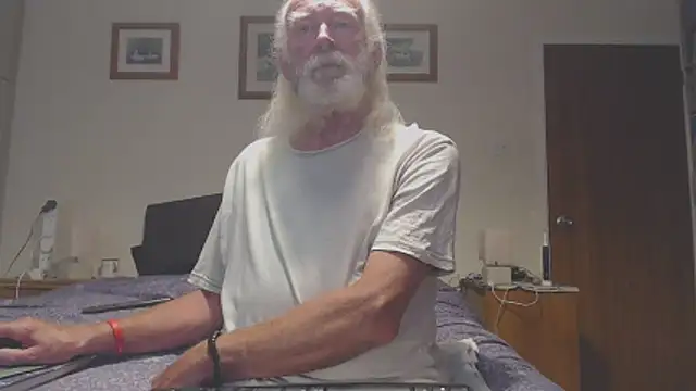 Snapshot of WaverlyKernow chatting on 06-18-26, 11:25 WaverlyKernow online show from 06-18-26, 11:25