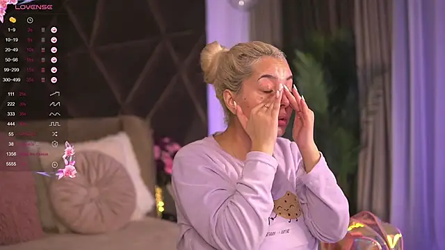 VictoriaMorrone online show from 02-23-25, 01:32