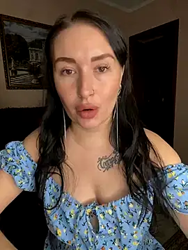 Snapshot of Roxana_Bell chatting on 11-15-25, 06:59 Roxana Bell online show from 11-15-25, 06:59