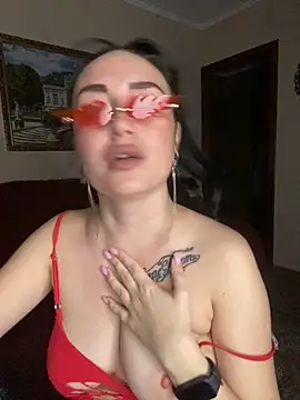 Snapshot of Roxana_Bell chatting on 11-21-25, 08:29 Roxana Bell online show from 11-21-25, 08:29