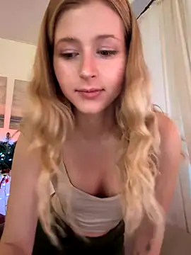 Snapshot of LunaRase chatting on 12-17-25, 10:10 LunaRase online show from 12-17-25, 10:10