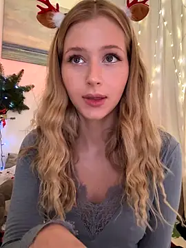 Snapshot of LunaRase chatting on 12-21-25, 10:44 LunaRase online show from 12-21-25, 10:44