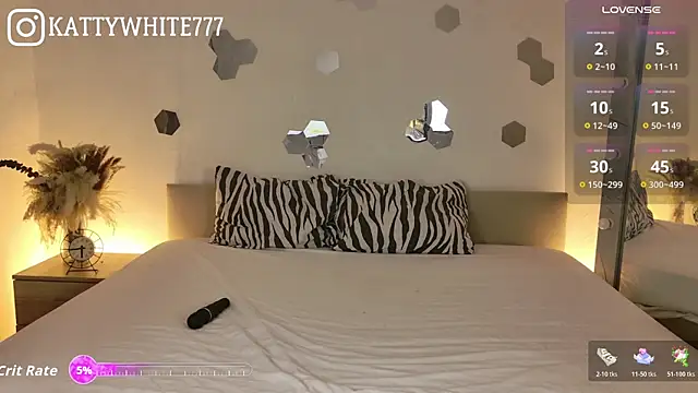 Snapshot of -KATTY- chatting on 10-19-25, 10:43 -KATTY- online show from 10-19-25, 10:43