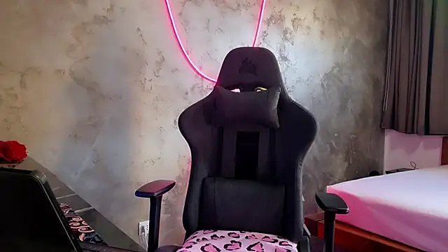 Snapshot of LeylaRosse chatting on 09-30-25, 07:35 LeylaRosse online show from 09-30-25, 07:35