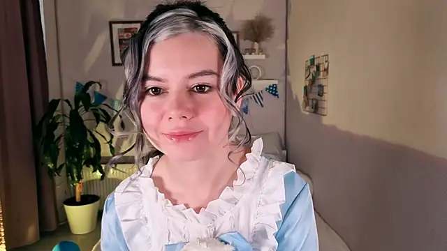 Snapshot of Lil_Amelie chatting on 10-04-25, 08:01 Lil Amelie online show from 10-04-25, 08:01