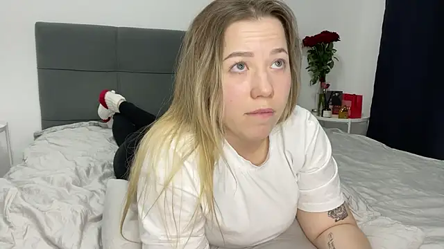 Embersweetbunny online show from 02-11-25, 10:07