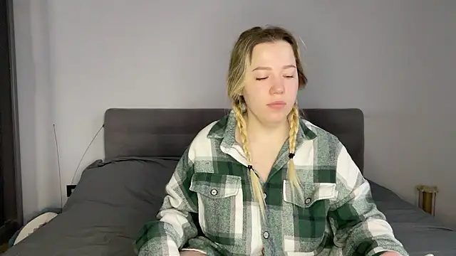 Embersweetbunny online show from 01-14-26, 07:14