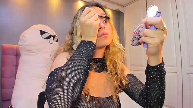 IssadoraJames online show from 10-29-25, 10:00