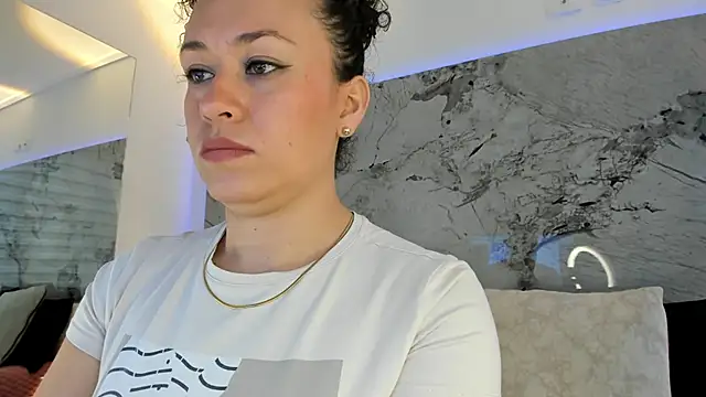 LIZ HOLMES online show from 11-21-25, 12:15