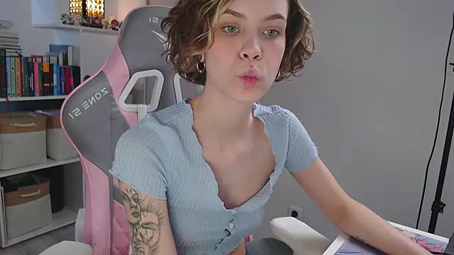 Snapshot of milly_ross chatting on 12-20-24, 06:40 milly ross online show from 12-20-24, 06:40