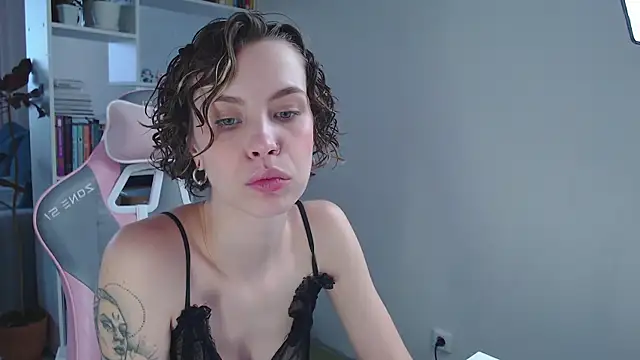 Snapshot of milly_ross chatting on 12-23-24, 08:00 milly ross online show from 12-23-24, 08:00