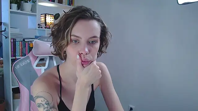 Snapshot of milly_ross chatting on 01-12-25, 07:21 milly ross online show from 01-12-25, 07:21