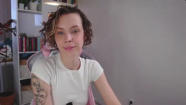 Snapshot of milly_ross chatting on 01-19-25, 07:25 milly ross online show from 01-19-25, 07:25