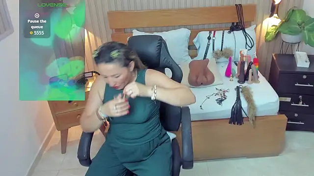 luciana ballesteros  online show from 10-28-25, 12:19