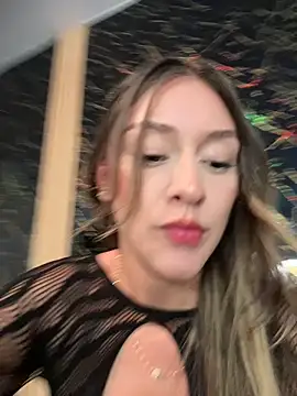 Snapshot of Rose-euphoria chatting on 02-06-25, 01:21 Rose-euphoria online show from 02-06-25, 01:21