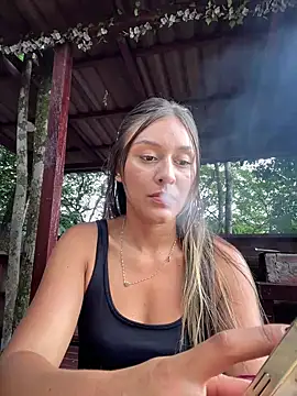 Snapshot of Rose-euphoria chatting on 02-17-25, 05:21 Rose-euphoria online show from 02-17-25, 05:21