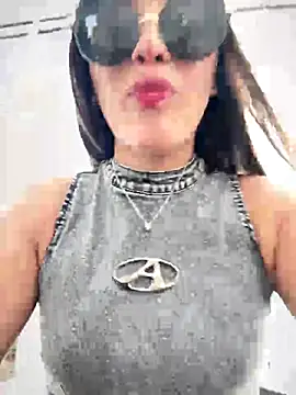 Snapshot of Rose-euphoria chatting on 10-15-25, 02:06 Rose-euphoria online show from 10-15-25, 02:06