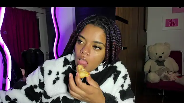 ladyrd1 online show from 11-12-25, 01:39