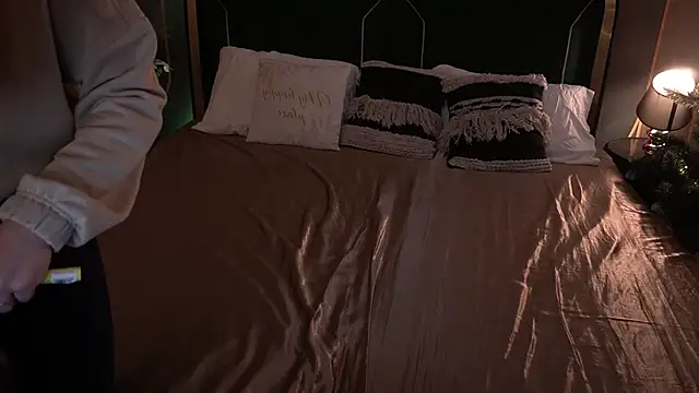 IceDanielles online show from 12-22-25, 01:41