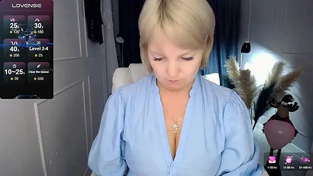 Snapshot of Juarnea chatting on 02-17-25, 01:10 Juarnea online show from 02-17-25, 01:10