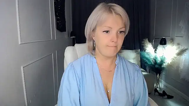 Snapshot of Juarnea chatting on 09-24-25, 01:36 Juarnea online show from 09-24-25, 01:36