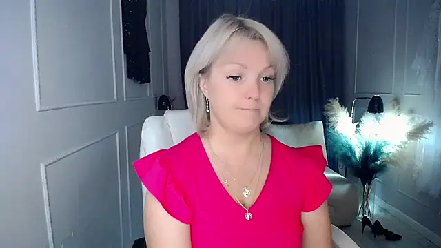 Snapshot of Juarnea chatting on 10-08-25, 08:39 Juarnea online show from 10-08-25, 08:39