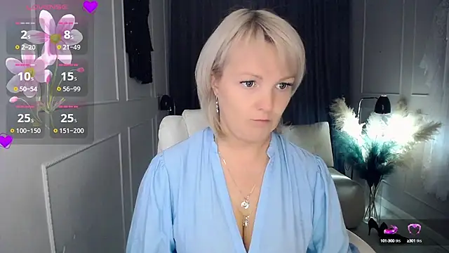 Snapshot of Juarnea chatting on 10-10-25, 12:59 Juarnea online show from 10-10-25, 12:59