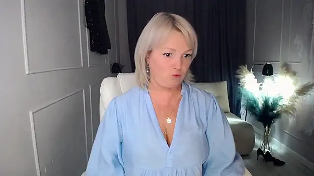 Snapshot of Juarnea chatting on 10-13-25, 12:27 Juarnea online show from 10-13-25, 12:27