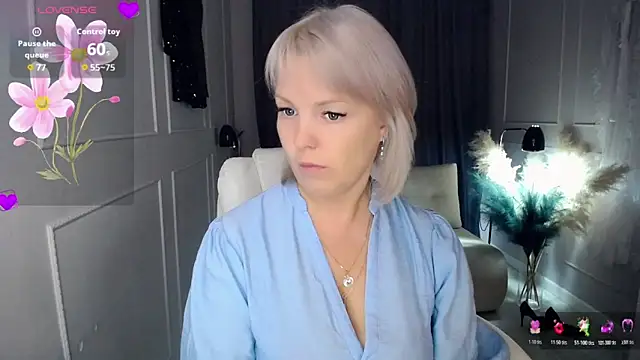 Snapshot of Juarnea chatting on 10-22-25, 01:44 Juarnea online show from 10-22-25, 01:44