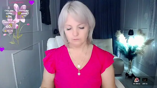 Snapshot of Juarnea chatting on 10-28-25, 10:52 Juarnea online show from 10-28-25, 10:52