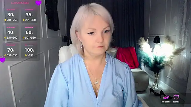 Snapshot of Juarnea chatting on 10-29-25, 06:15 Juarnea online show from 10-29-25, 06:15