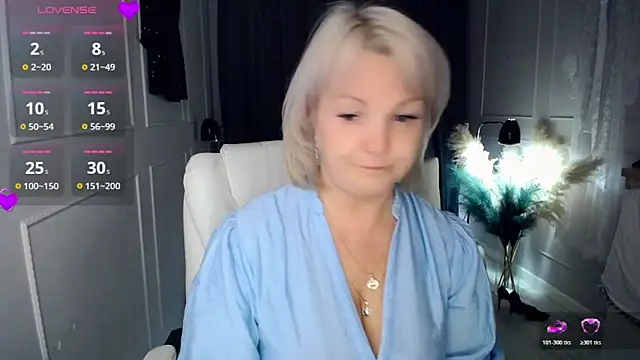 Snapshot of Juarnea chatting on 11-05-25, 11:54 Juarnea online show from 11-05-25, 11:54