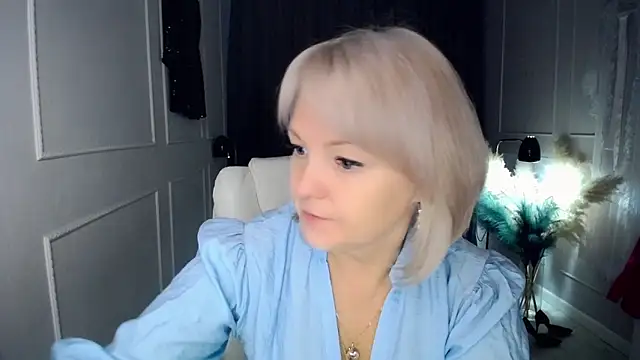 Snapshot of Juarnea chatting on 11-17-25, 08:09 Juarnea online show from 11-17-25, 08:09