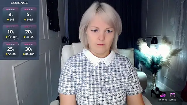 Snapshot of Juarnea chatting on 11-21-25, 10:03 Juarnea online show from 11-21-25, 10:03