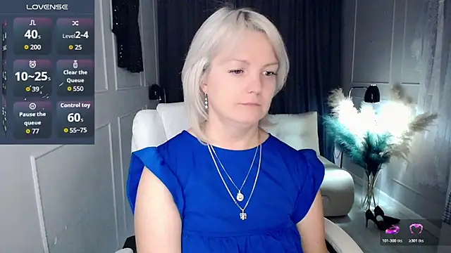 Snapshot of Juarnea chatting on 11-28-25, 10:18 Juarnea online show from 11-28-25, 10:18