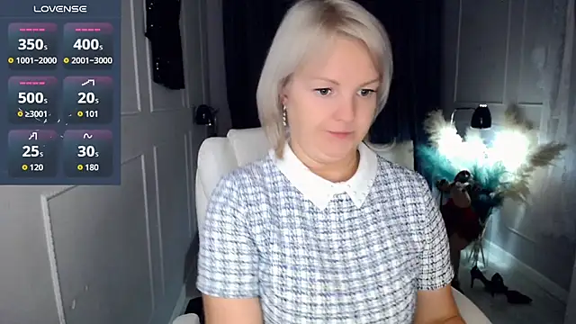 Snapshot of Juarnea chatting on 12-14-25, 10:09 Juarnea online show from 12-14-25, 10:09