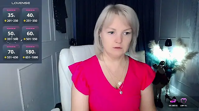 Snapshot of Juarnea chatting on 12-16-25, 10:09 Juarnea online show from 12-16-25, 10:09