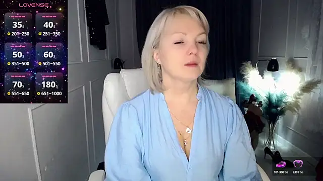 Snapshot of Juarnea chatting on 12-18-25, 11:27 Juarnea online show from 12-18-25, 11:27